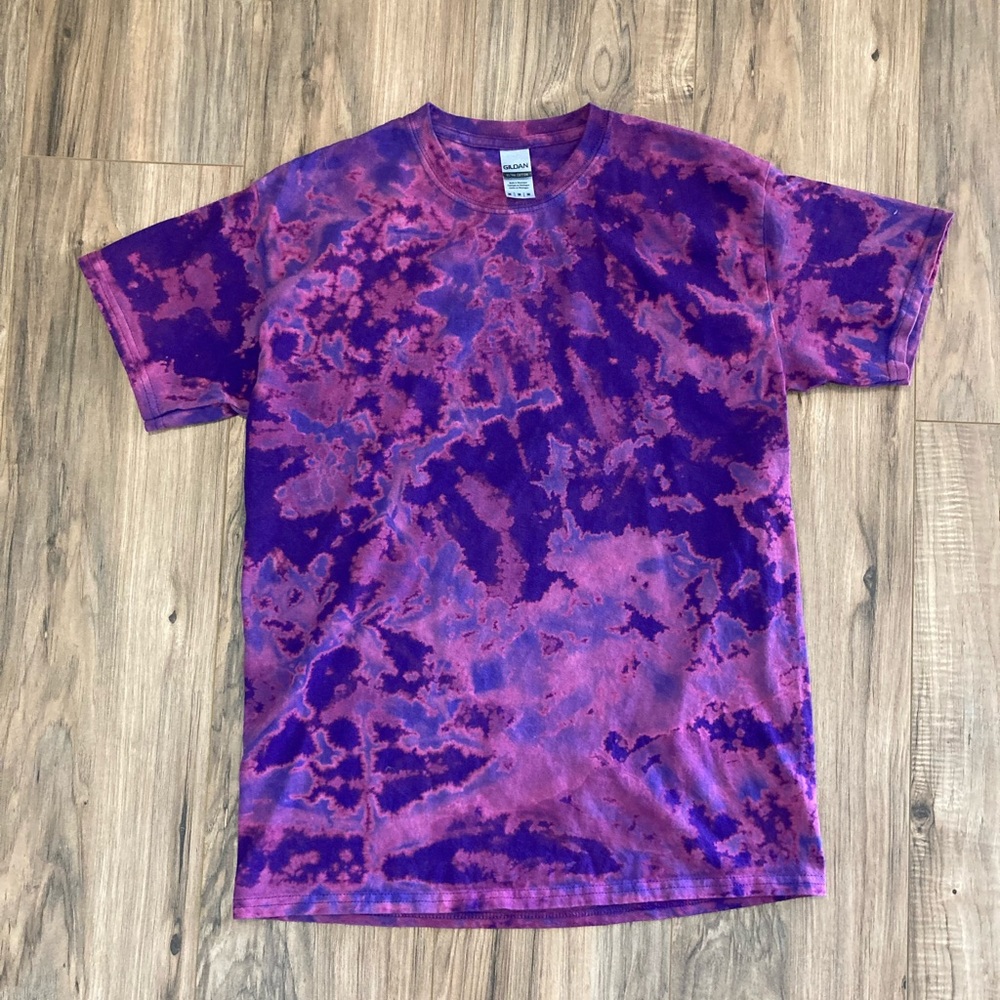 Tie-dyed women’s T-shirt. Medium. Purple and pink tones.